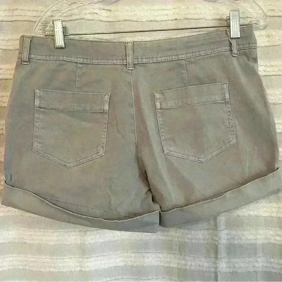C&C California Cuffed Women’s Shorts.  Light Gray.  Size 8. - Picture 2 of 7